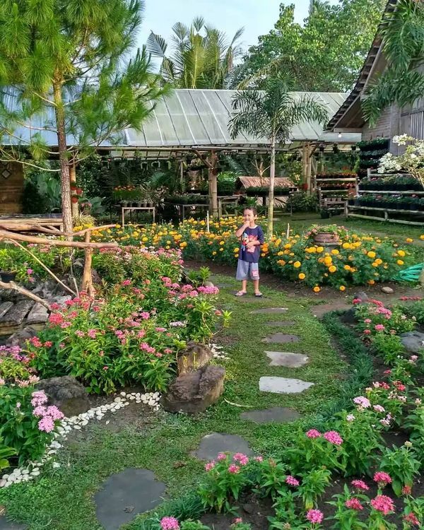 Menikmati Keindahan Taman Bunga Di Erista Garden Yogyakarta